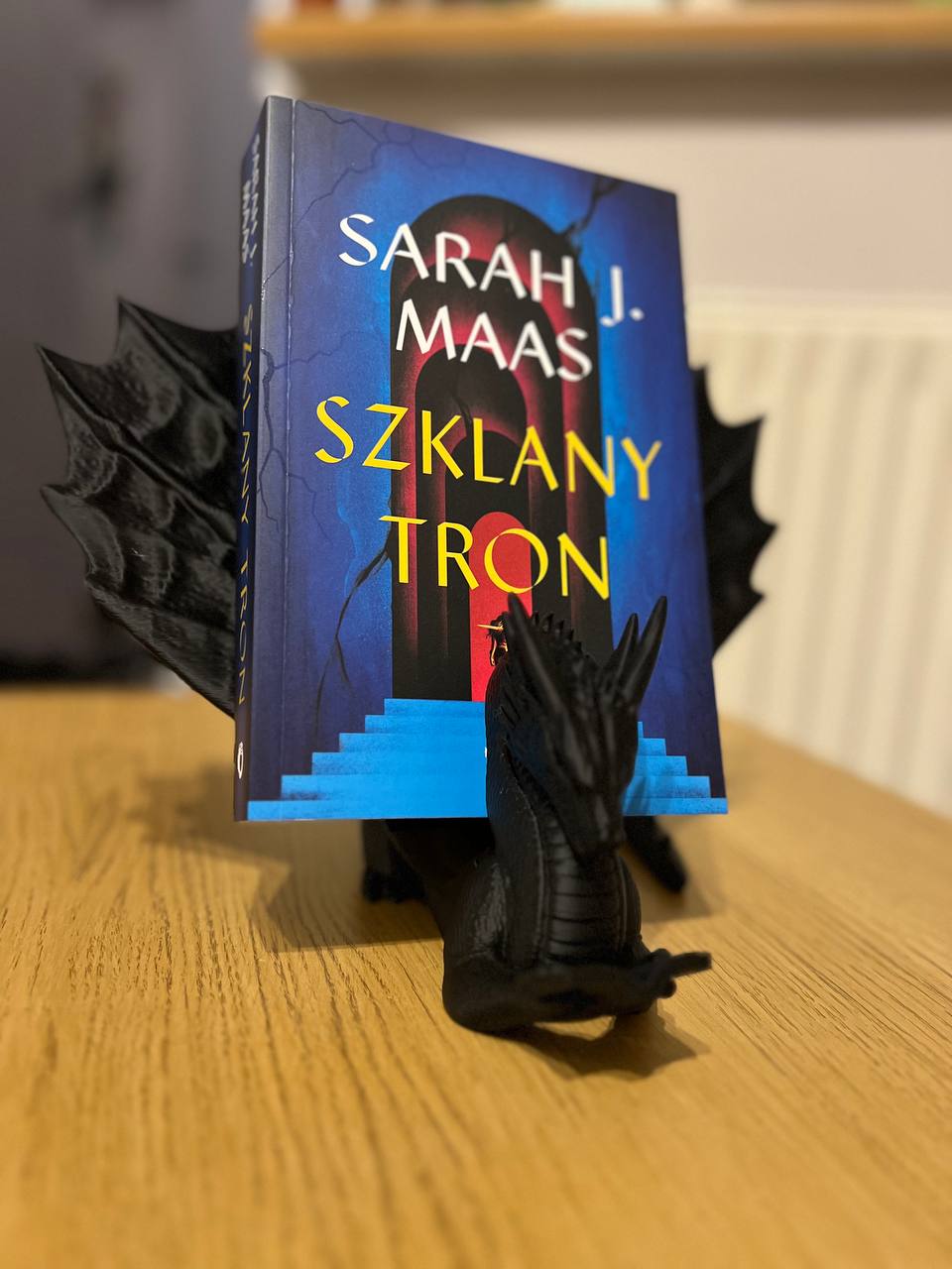 Smocza podstawka pod książkę